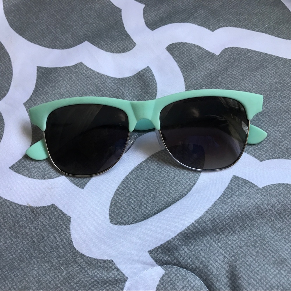 MINT FRAME SUNGLASSES